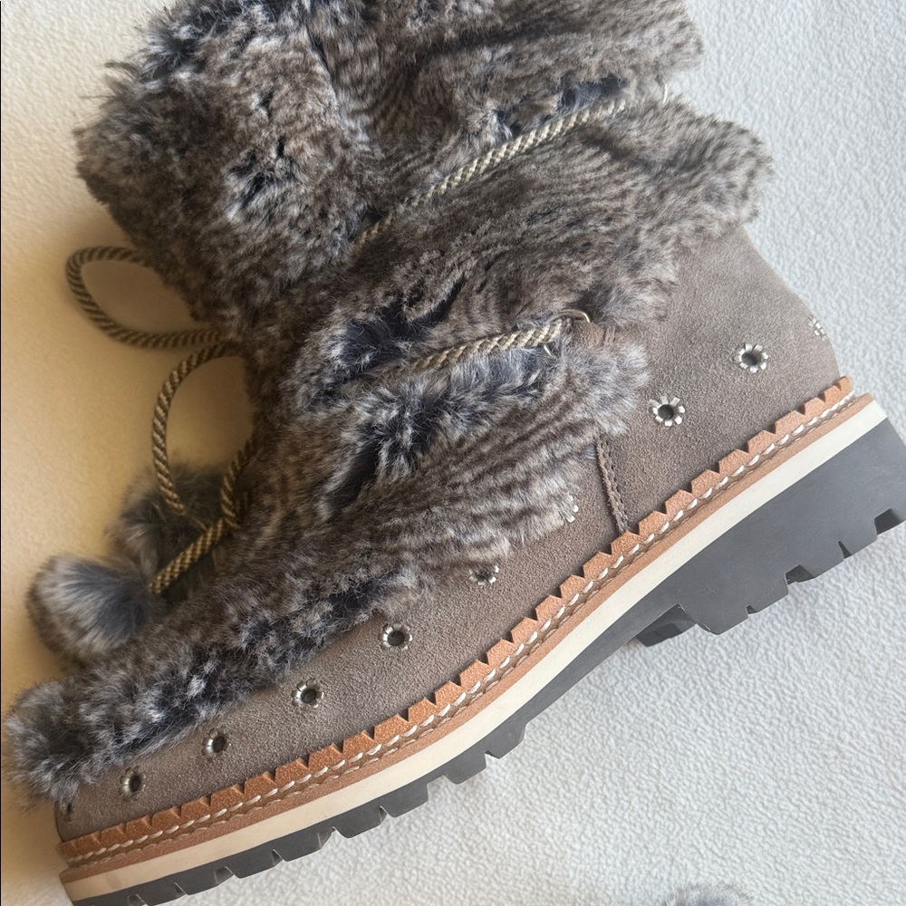 Sam Edelman “Blanche” Faux Fur Boots with Pom poms, size 7. - Picture 5 of 7